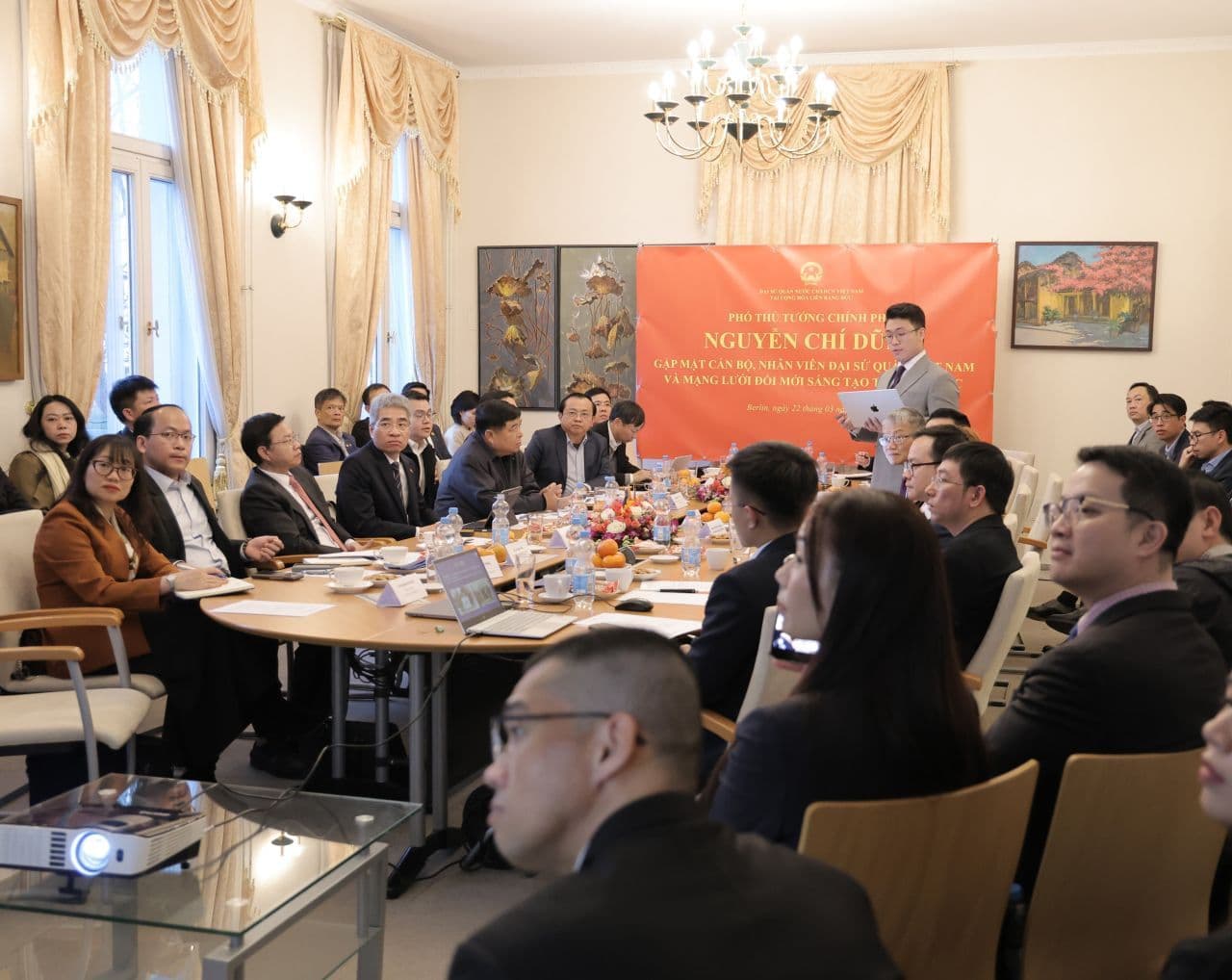 Phi Long Bui presenting at a Vietnamese business forum